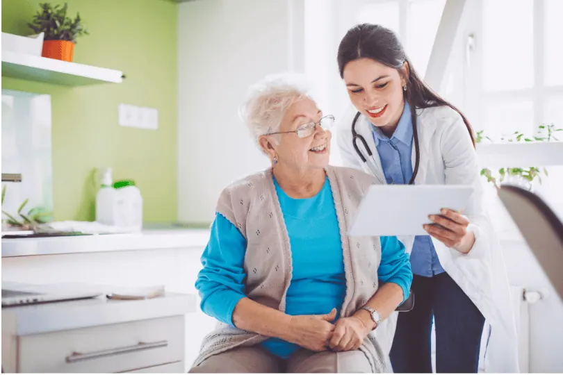 Pflegekraft nutzt Tablet bei der Arbeit