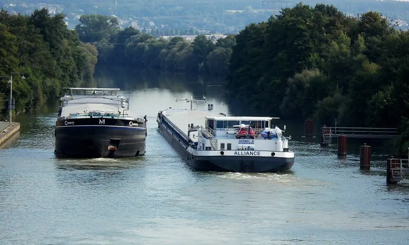 Waterway with lock system operated by WIGES