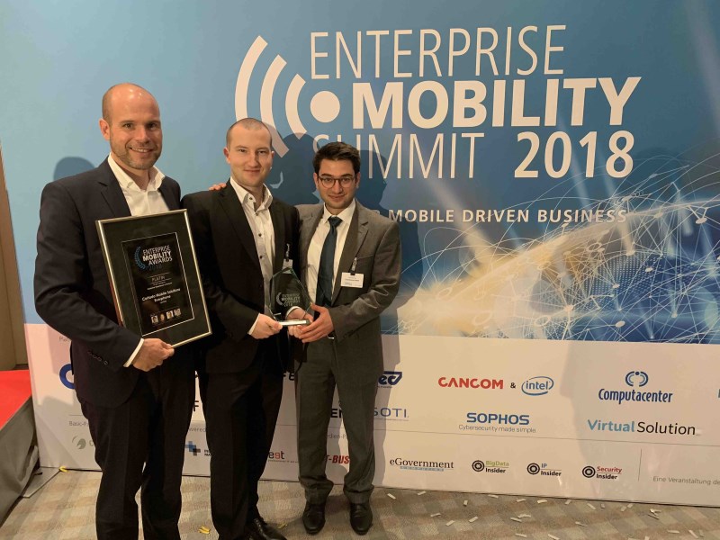 Sven Huschke und Anton Tippe nehmen den Enterprise Mobility Award für Cortado entgegen