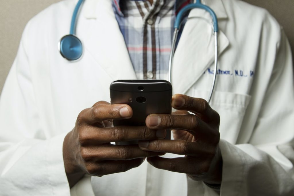 Arzt mit Smartphone