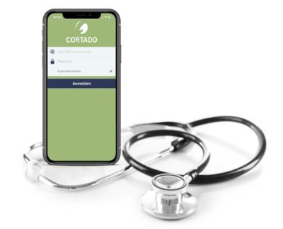 Smartphone mit Cortado App neben Stethoskop