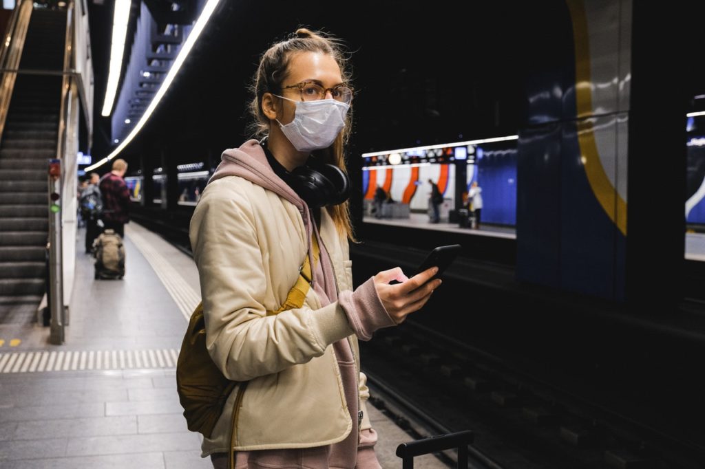 Corona-Zeiten: Frau mit Mundschutz und Tracing-App?